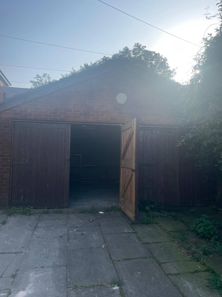 Double Garage/workshop available to rent!!!