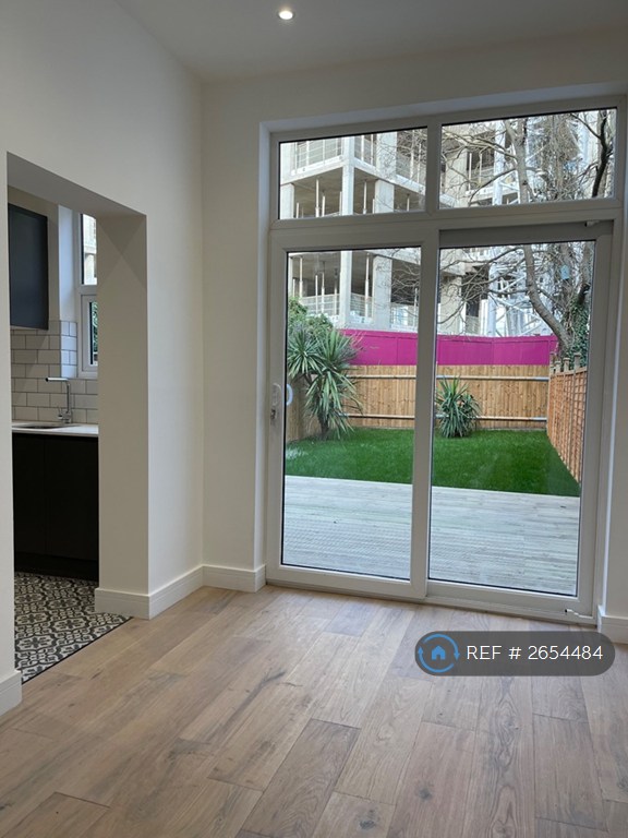 2 bedroom flat in Emanuel Avenue, London, W3 (2 bed) (#2654484)