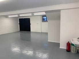 Uxbridge warehouse & Office 1700sq ft for lease rent workshop storage unit industrial 