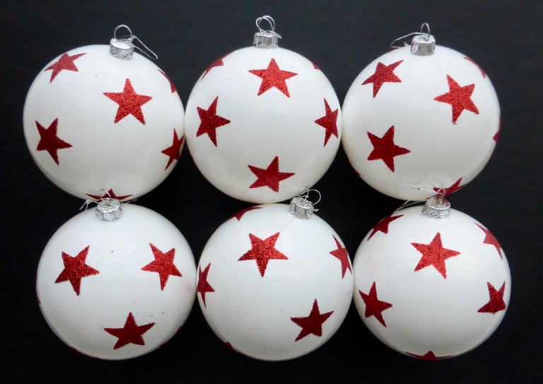 6 X CHRISTMAS TREE BALLS HANGING XMAS WHITE BAUBLES WITH RED GLITTER STARS , £3 FOR ALL 6