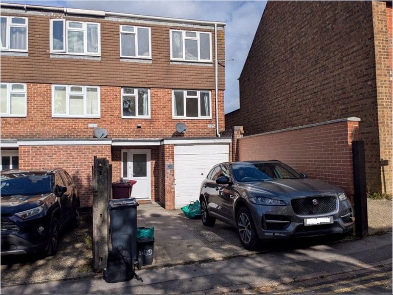 Pets Considered Spacious 4/5 Bedroom House, Large Garage, Off Road Parking x 2