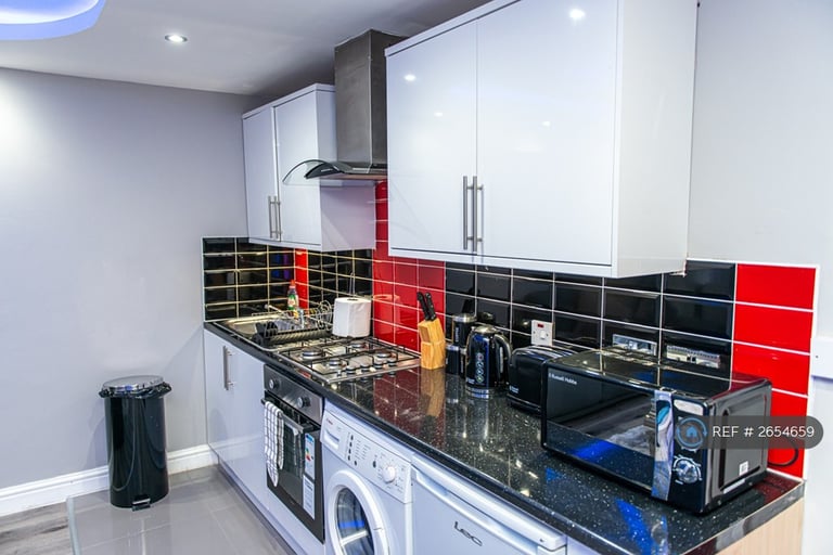 1 bedroom flat in Claremont, Bradford, BD7 (1 bed) (#2654659)