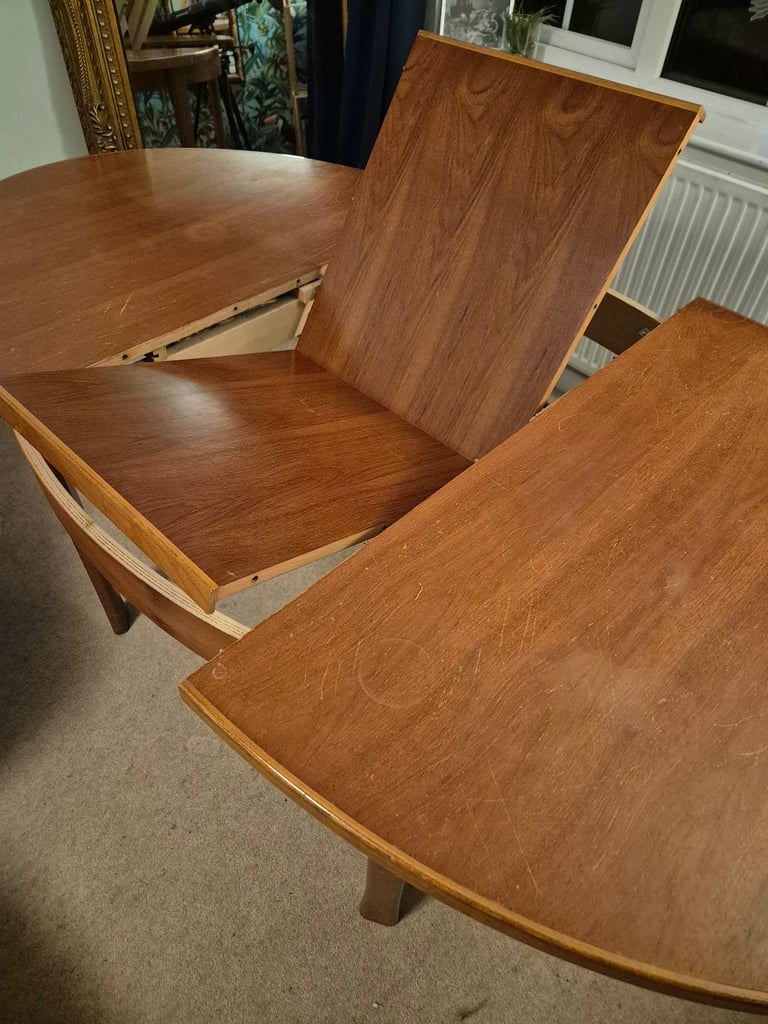 ** Dining table and chairs set **Extendable 4-6/8 seater dining table with 6 chairs 