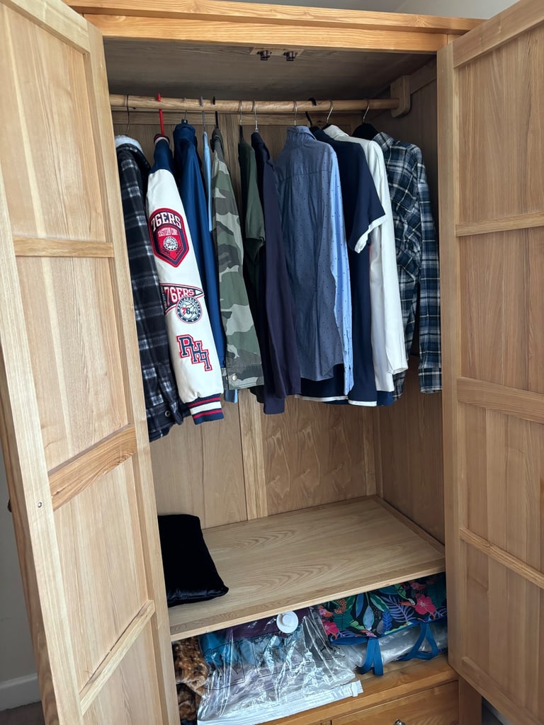 Beautiful ‘Sleepy Valley’ Solid Oak large double wardrobe with 2 spacious drawers like new DELIVERY