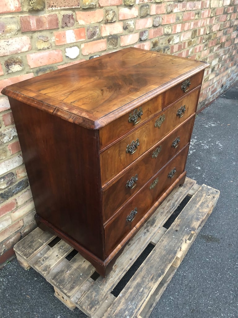 Antique 18th century Queen Ann Walnut chest of drawers 