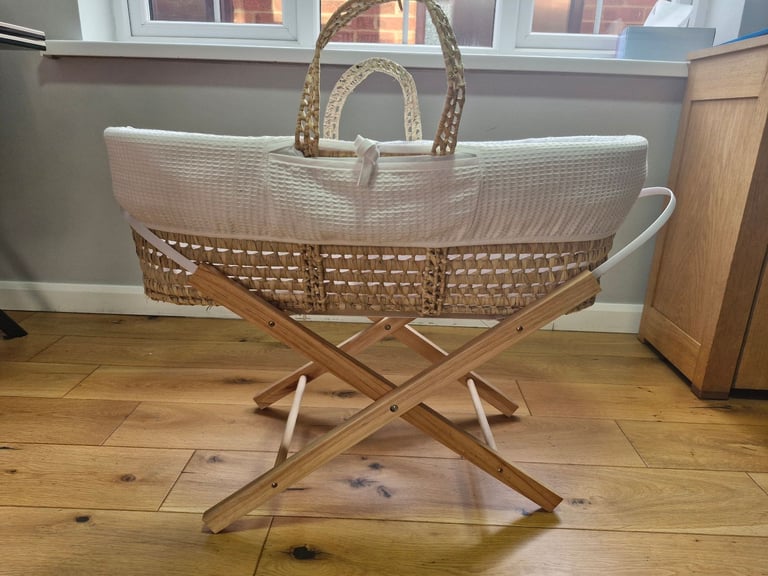 ✨ Kinder Valley Moses Basket with Folding Stand – £35 ✨
