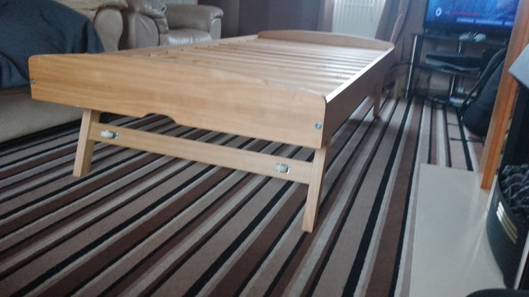 Solid oak pull out bed with new mattress 