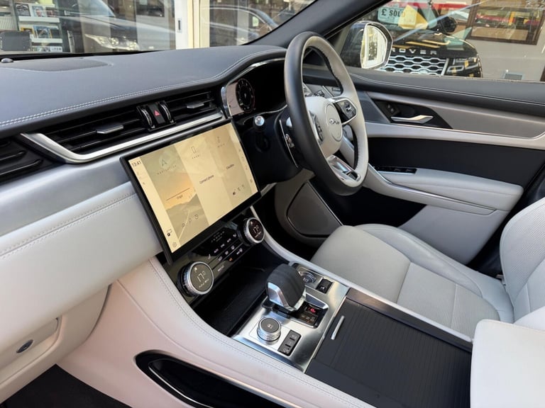 2024 Jaguar F-Pace 2.0 P400e 19.3kWh R-Dynamic SE Black Auto AWD Euro 6 (s/s) 5dr ESTATE Petrol/E...
