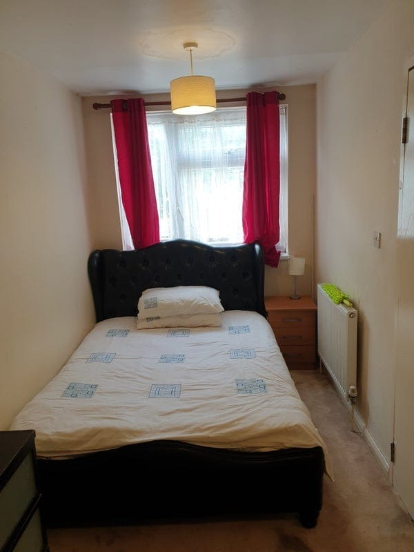 Double Room to Rent on Malmesbury Road, London E3. Only for Single professionals. Bills Included.