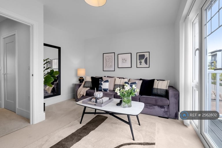 3 bedroom house in Green Park Village, Reading, RG2 (3 bed) (#2562802)