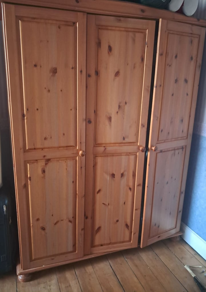 Solid pine triple wardrobe with 6 side shelves and upper shelf