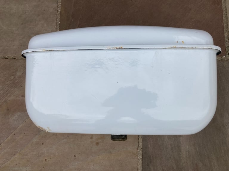 Antique white enamel toilet cistern