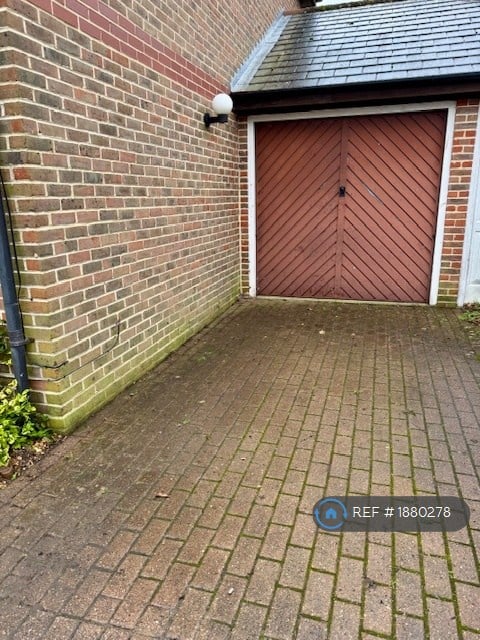 3 bedroom house in Douglas Road, Tonbridge, TN9 (3 bed) (#1880278)