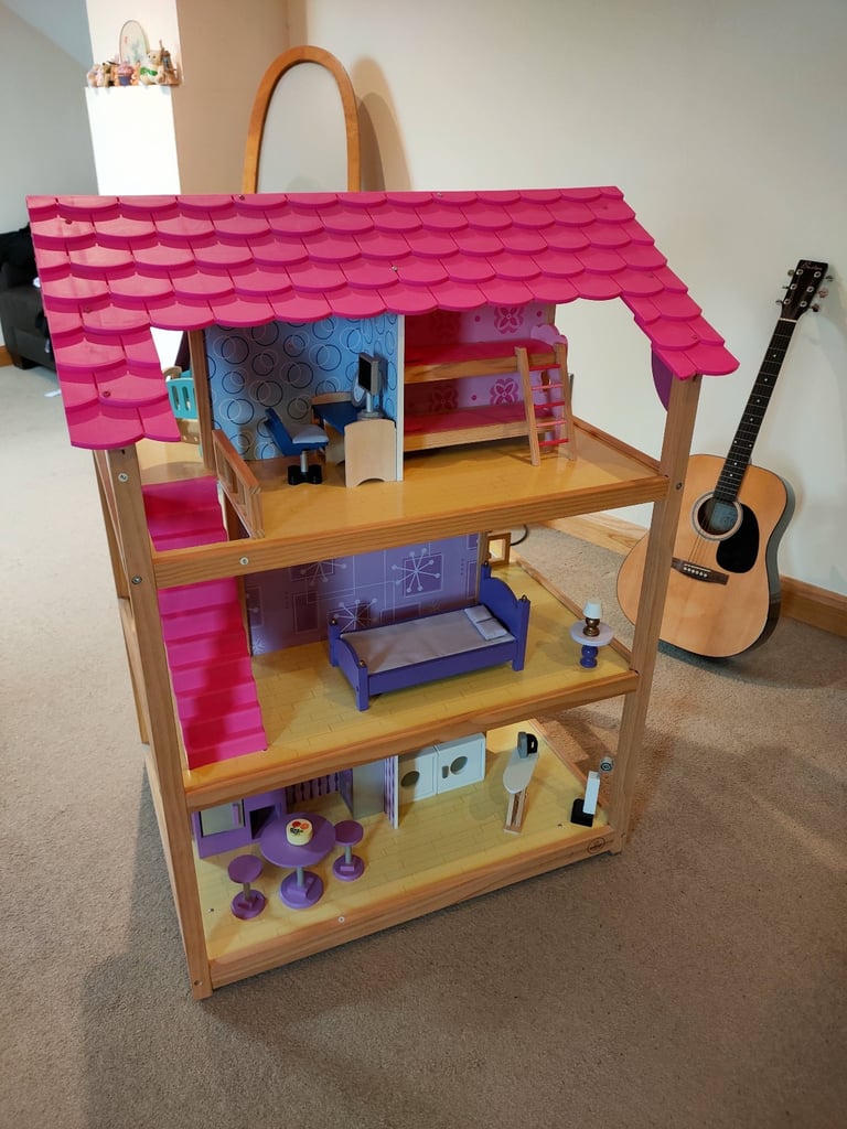 So Chic Wooden Dolls House