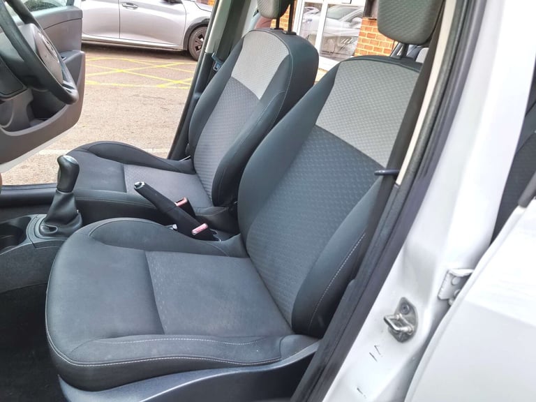 2009 Renault Clio 1.1 Clio Expression 16v 5dr Hatchback Petrol Manual