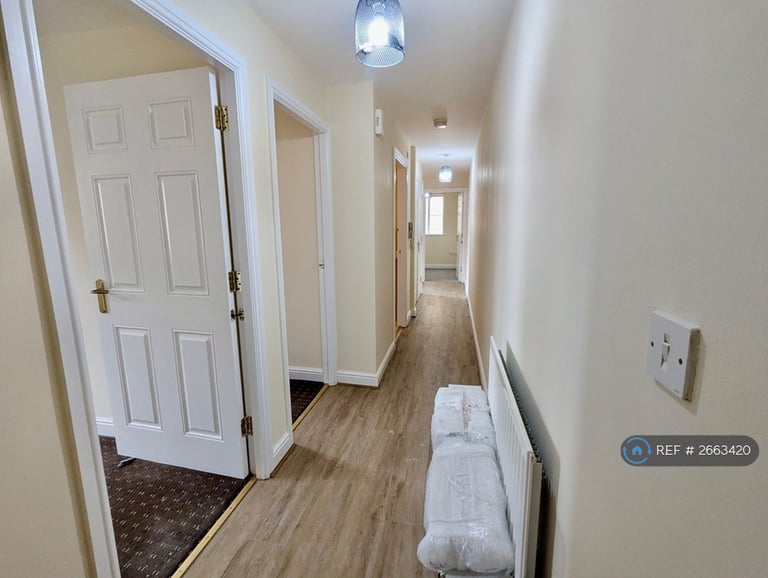 3 bedroom flat in Beechwood Park, Brighouse, HD6 (3 bed) (#2663420)