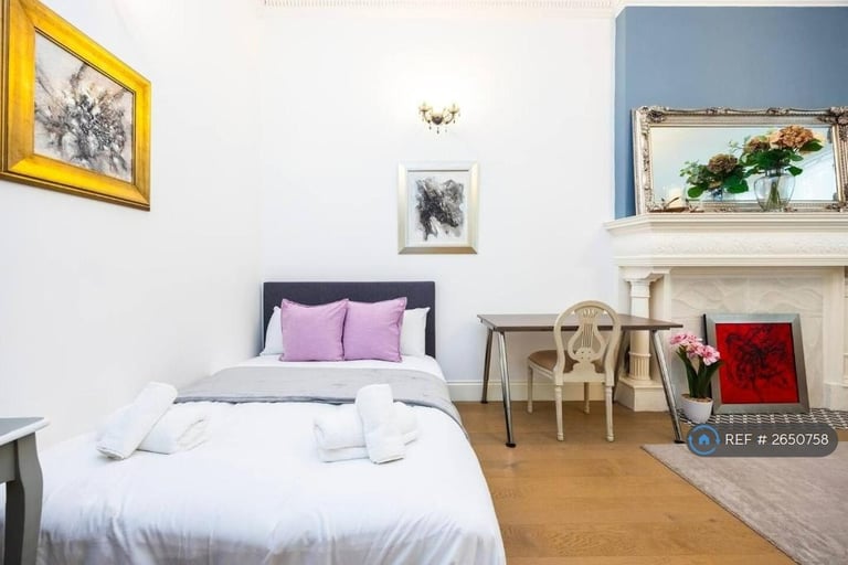 Studio flat in Creston House, London, W8 (#2650758)