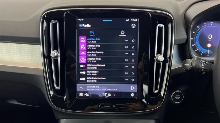 2022 Volvo XC40 Core, B3 mild hybrid, Petrol (Apple CarPlay, Power Tailgate, Google Nav) Estate P...