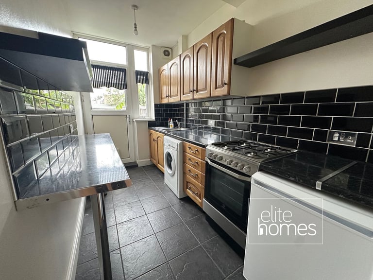 Great condition large 2 bedroom House with private garden in Dagenham, RM8.