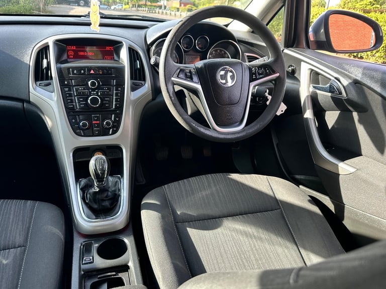 2011 Vauxhall Astra 1.4 16v Exclusiv Euro 5 5dr HATCHBACK Petrol Manual