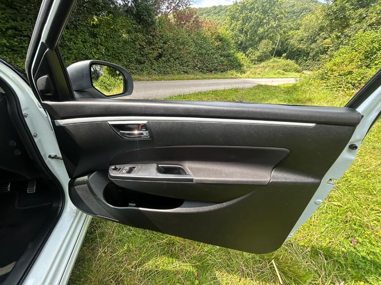 SUZUKI SWIFT 1.6*SPORT*1Owner-7Suzuki Svs-Xenons-Nav**OUTSTANDING CHERISHED