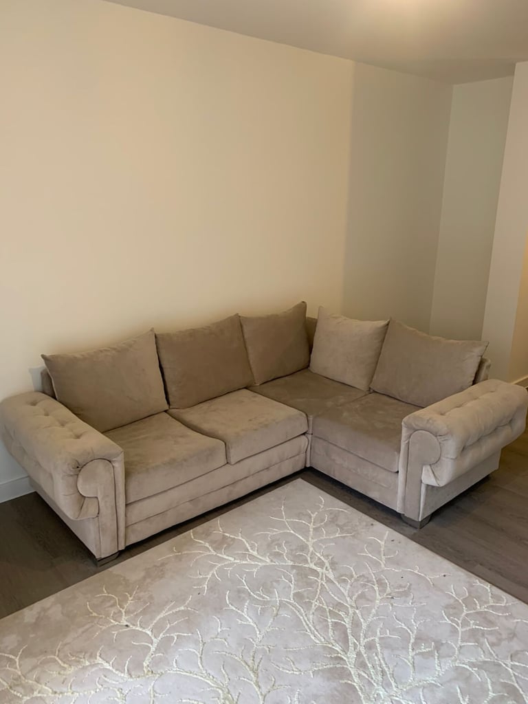 🛋️ Need gone asap – Right-Hand 4-Seater Corner Sofa – Only 6 Months Old – FREE Local Delivery