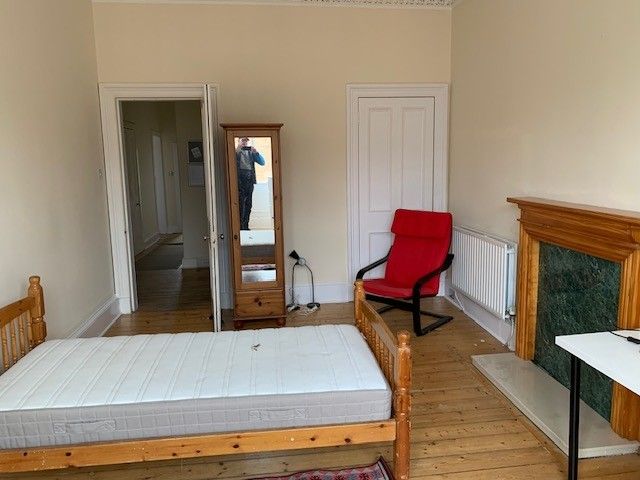 Very spacious, top floor, 3 bedroom, HMO flat - available NOW