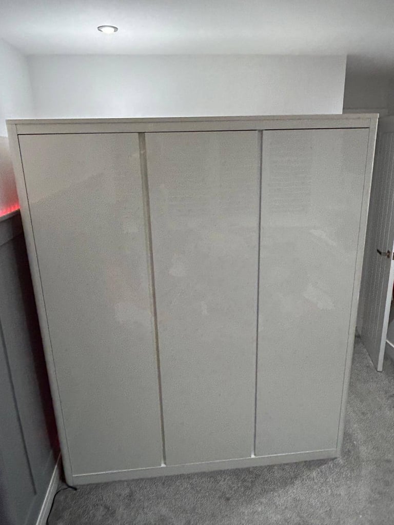 White Gloss bedroom furniture 