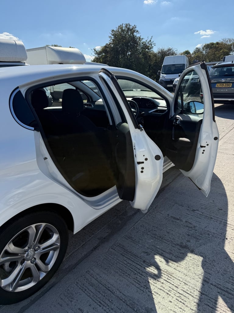 Peugeot, 208, Hatchback, 2015, Manual, 1560 (cc), 5 doors