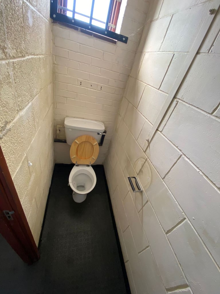 Small secure unit with parking, 750SQF WITH car park in a great location NG7 2AB 