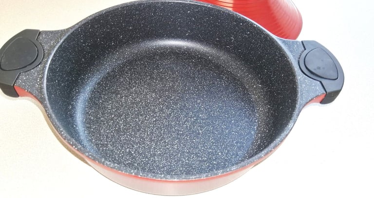 LARGE ALUMINIUM/CERAMIC MOROCCAN TAGINE DISH- NON- STICK IN PERFECT CONDITION 