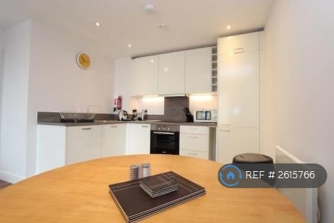 2 bedroom flat in Skylark House, Reading, RG2 (2 bed) (#2615766)