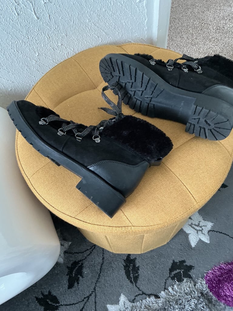 Ladies ankle boots size 7 £5.00.