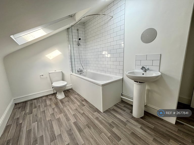 2 bedroom flat in Overnhill Road, Bristol, BS16 (2 bed) (#2677841)