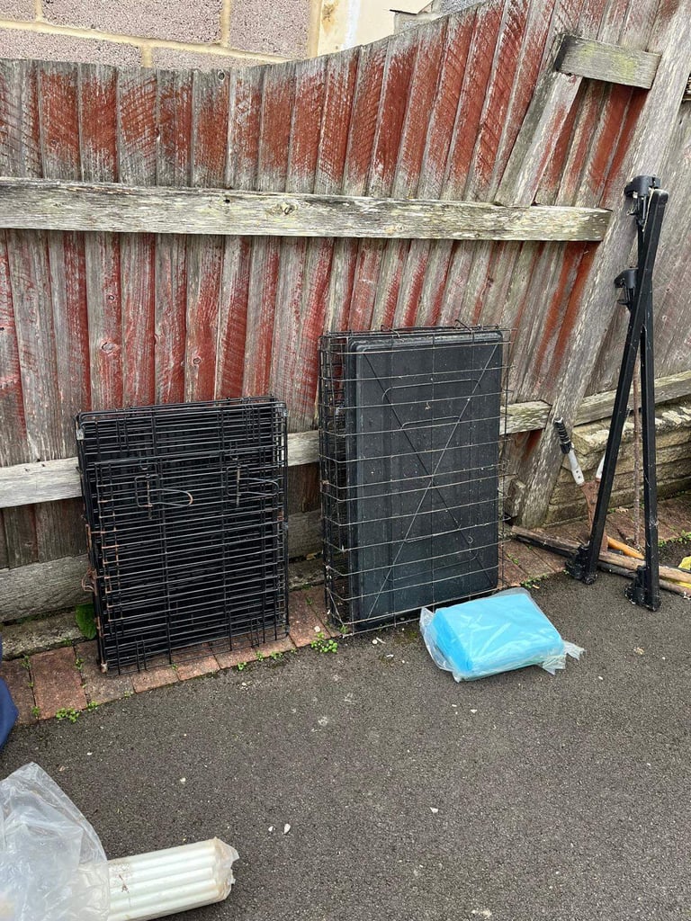 2x dog crates (medium & small) 