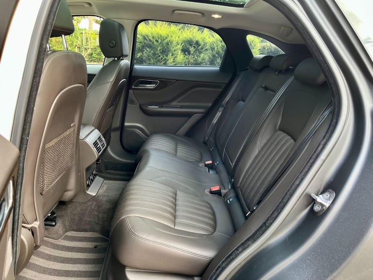 JAGUAR F-PACE 2.0 D180 Portfolio 2016