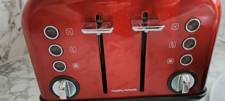 MORPHY RICHARDS 4 SLICE TOASTER.ONLY SELLING CHANGED COLOUR SCHEME EXCELLENT CONDITION.