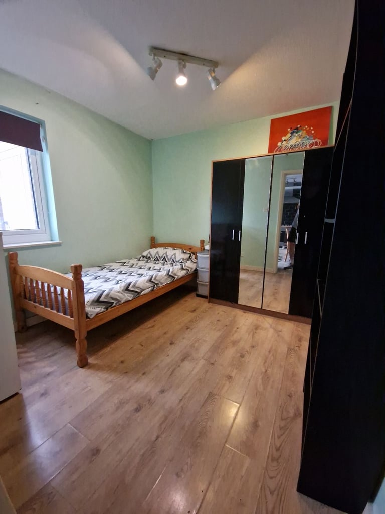 Nice, good size, double room in shared house in good location