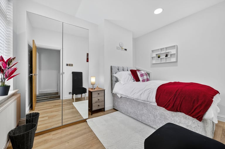 36 Nevile Rd - 4-BR House with Free Street Parking and Wi-Fi