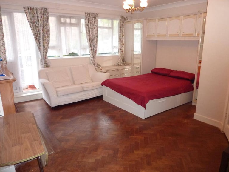 N13 Studio To Let Palmers Green