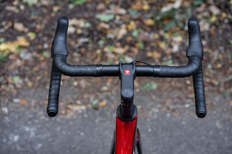 Trek Madone SL6 Gen 8, 105 DI2, Disc Carbon Road Bike Medium Size Carbon Wheels