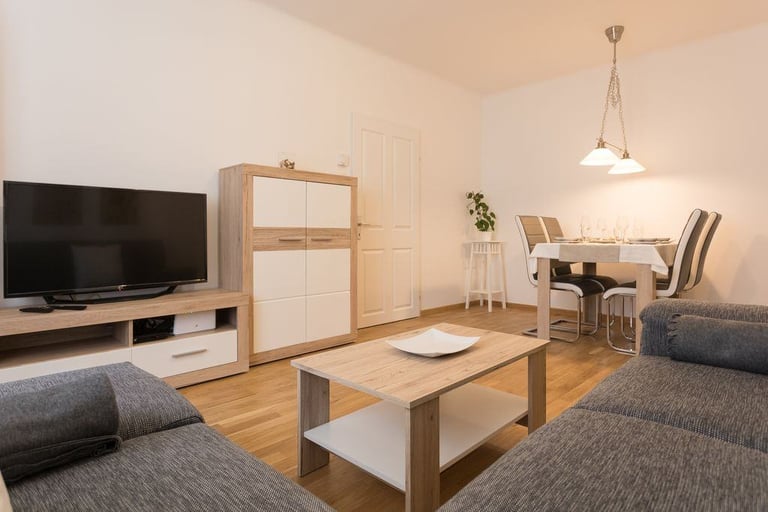 Modern 1-Bed Apartment in Centenary Plaza – Fully Renovated