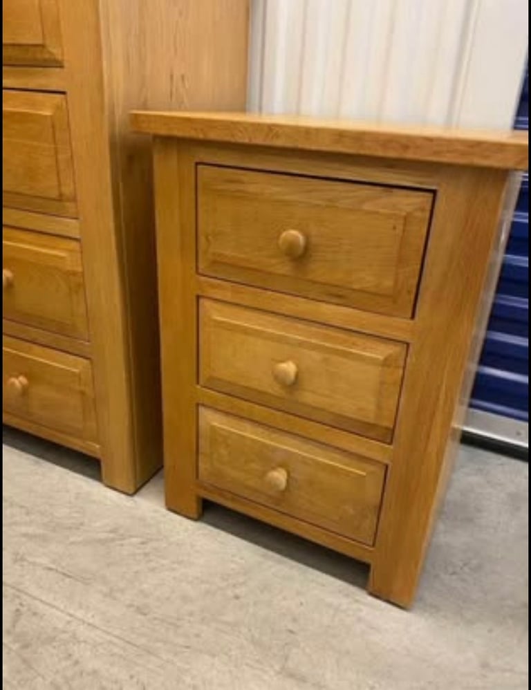 Superb bedroom set, solid oak chest and matching bedsides, excellent condition 