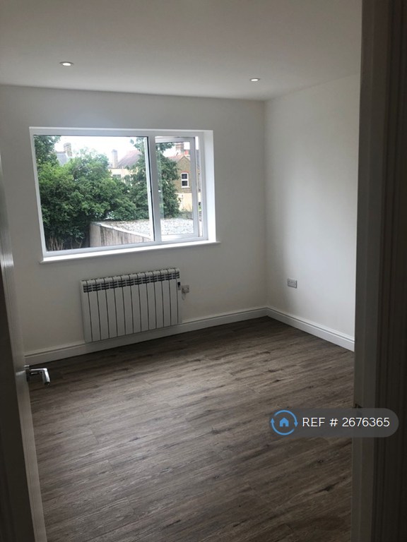 2 bedroom flat in Chaucer Road, Ashford, TW15 (2 bed) (#2676365)