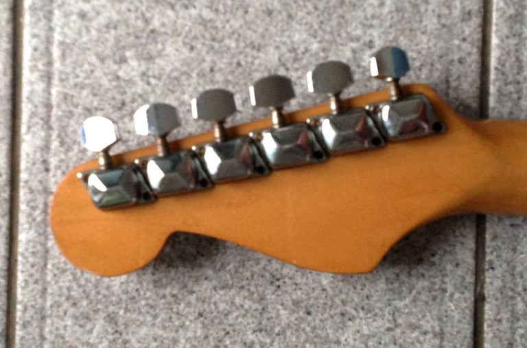 Strat type body and neck with tuners PROJECT £25 NO OFFERS