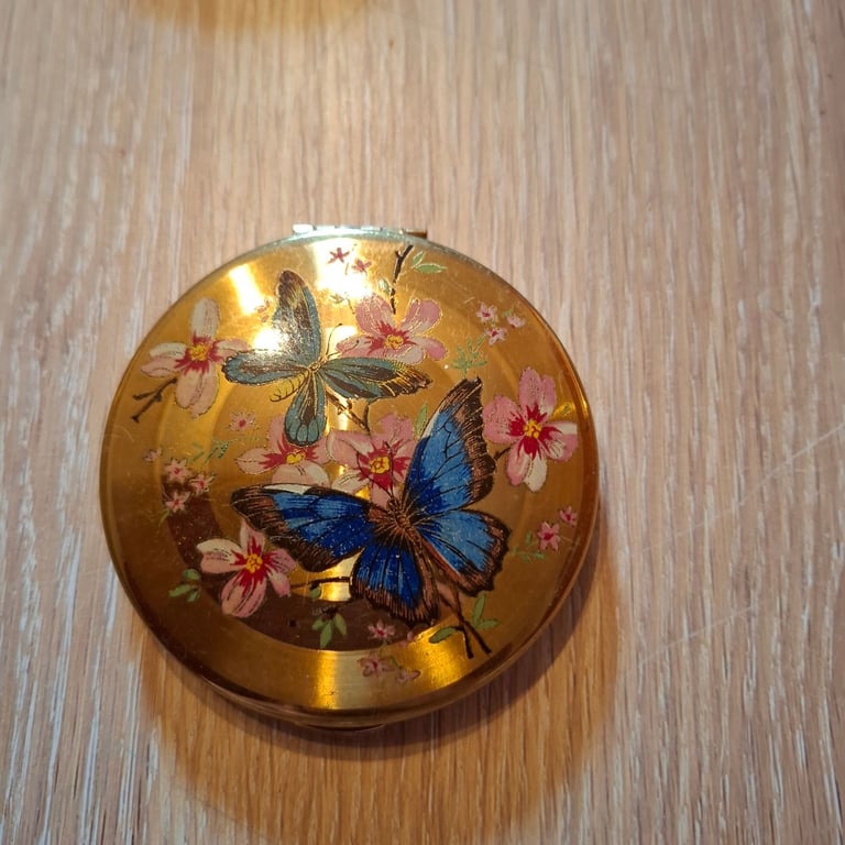 image for 1950s Kigu butterflies and flowers compact