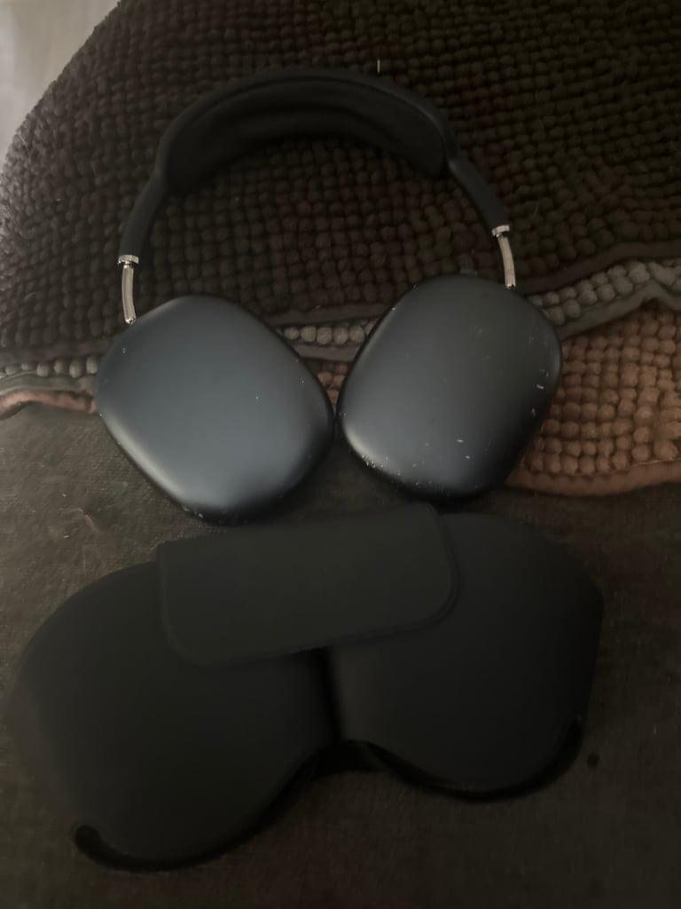 Second hand) AirPod pro maxes 