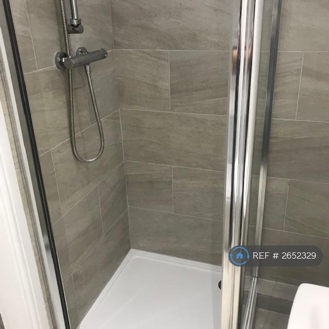 1 bedroom flat in The Parade, Sheffield, S12 (1 bed) (#2652329)