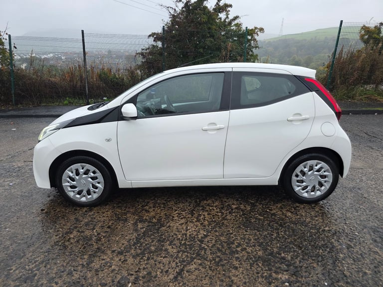 2018 toyota aygo x-play 1 litre petrol 