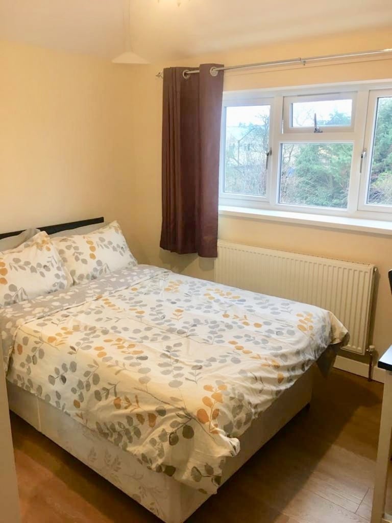 SINGLE ENSUITE BEDROOM, fully furnished, all bills included and parking space available